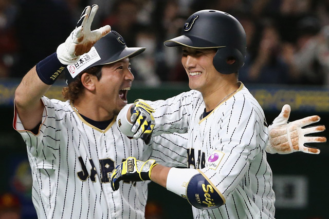 小林誠司(読売)を笑顔で迎える松田宣浩(福岡ソフトバンク)