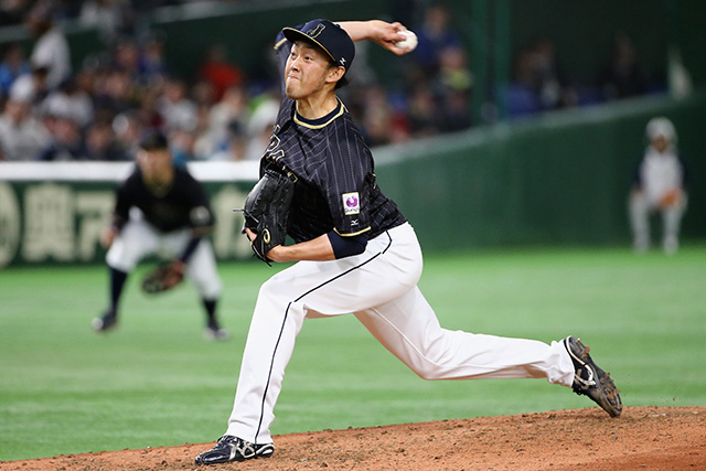4回裏 打者3人に対し2奪三振と好投した平野佳寿(オリックス)