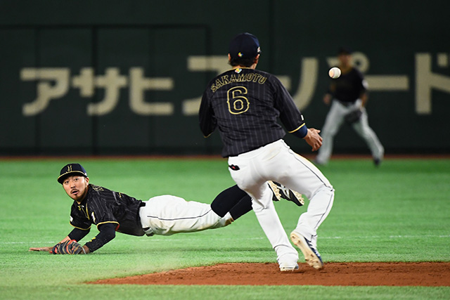 菊池涼介(広島東洋)の好守に大歓声が響き渡る